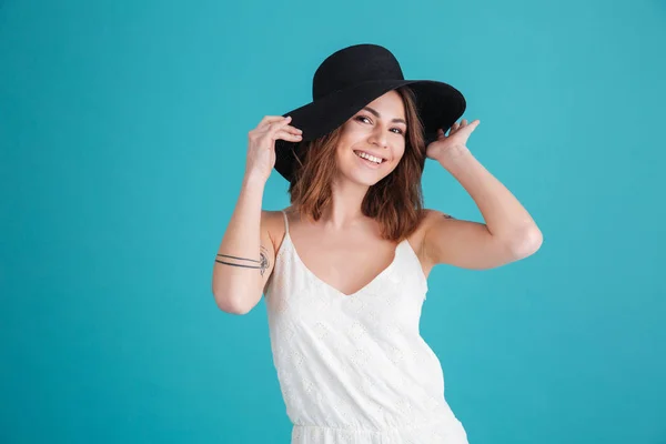 Retrato de una chica feliz sonriente con sombrero y posando —  Fotos de Stock