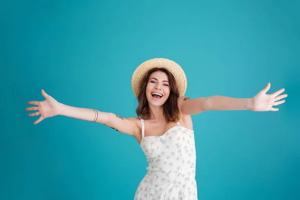 Jongeren zomer meisje dragen hoed en staande met uitgestrekte handen — Stockfoto