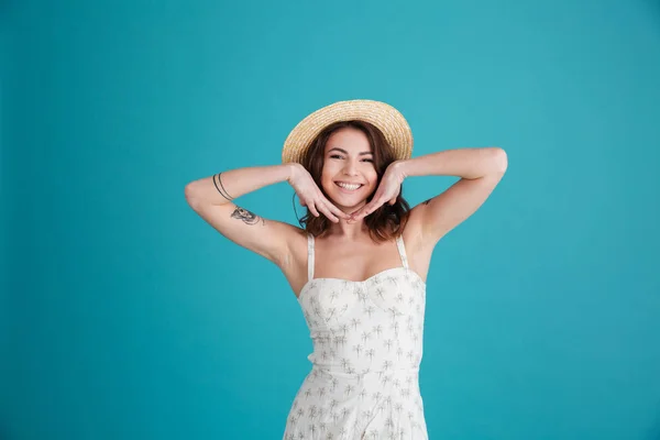 Portret van een gelukkig lachend meisje dragen van hoed en poseren — Stockfoto