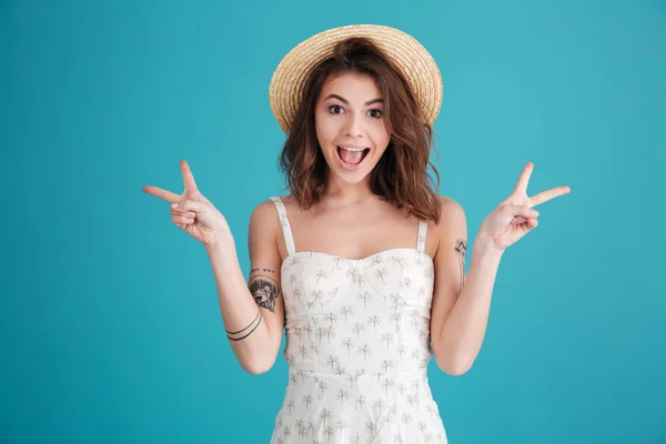 Girl in summer clothes showing peace gesture with two hands — Stock Photo, Image