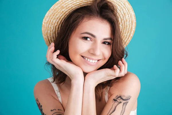 Gros plan d'une femme souriante heureuse en chapeau de paille — Photo