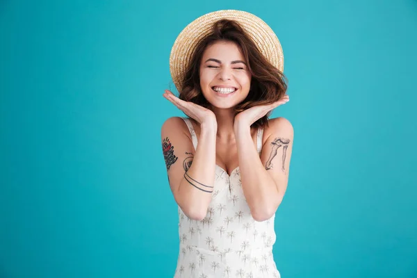 Retrato de una alegre chica sonriente con sombrero de paja —  Fotos de Stock