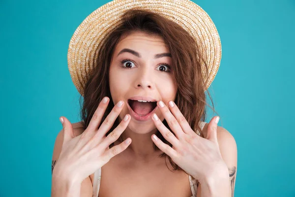 Porträt einer glücklichen aufgeregten jungen Frau mit Strandhut — Stockfoto