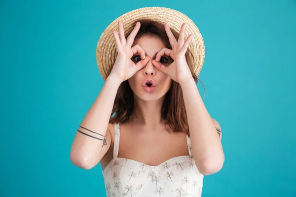 Portrait d'une jeune femme brune en chapeau de plage — Photo