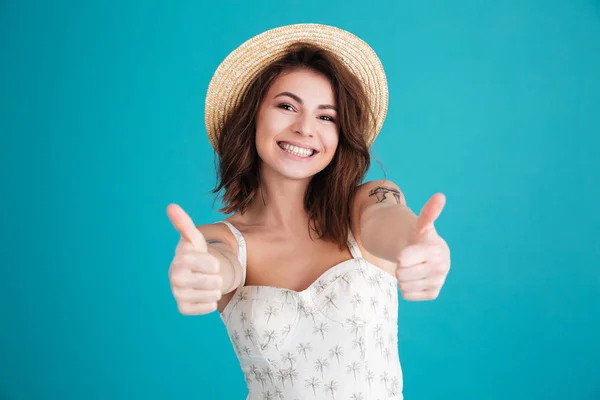 Happy νεαρό κορίτσι στην παραλία καπέλο δείχνει μπράβο χειρονομία — Φωτογραφία Αρχείου