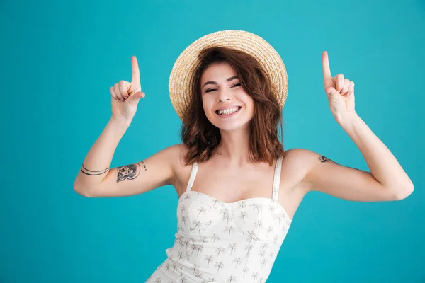 Portrait d'une fille d'été excitée en chapeau de paille pointant — Photo