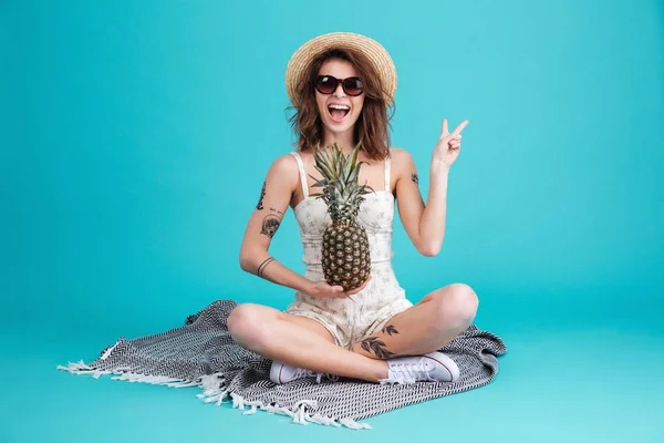 Glad glada unga sommar flicka i hatt och solglasögon — Stockfoto