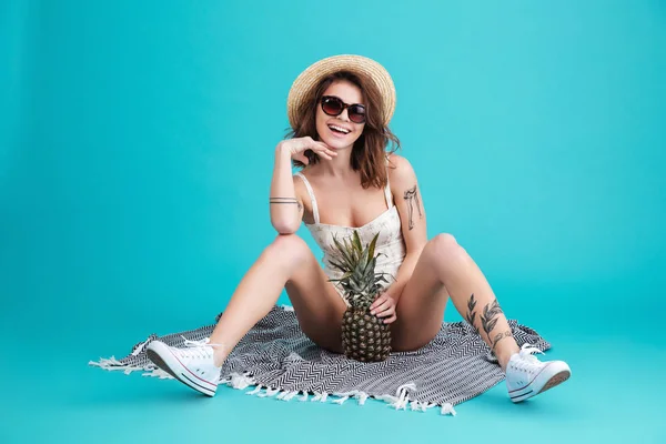 Glückliches junges Sommermädchen mit Hut und Sonnenbrille — Stockfoto