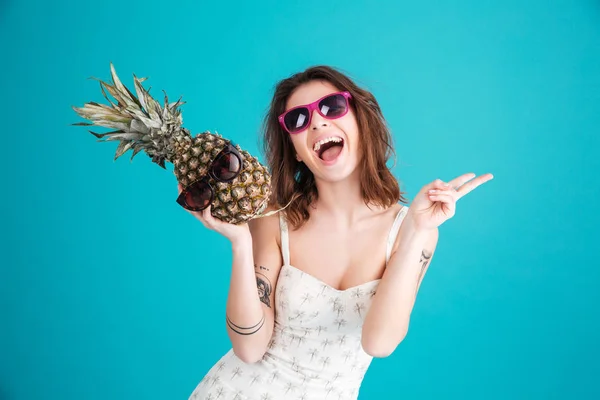 Glad ung dam innehav ananas. — Stockfoto