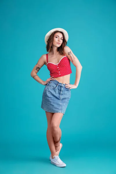 Lungimea completă a unei femei tinere vesele purtând haine de vară — Fotografie, imagine de stoc