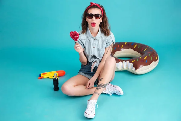 Menina bonita comendo doces . — Fotografia de Stock