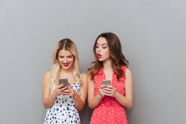 Mutlu genç bayanlar telefonla sohbet.