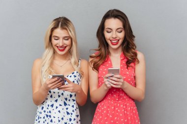 Telefonla sohbet neşeli genç bayanlar.