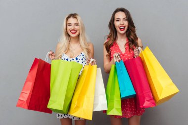Genç bayanlar arkadaş parlak makyaj dudak alışveriş torbaları holding grubu