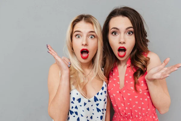 Döbbenve fiatal két hölgy meg ragyogó smink ajkak — Stock Fotó