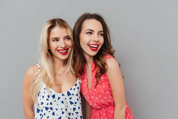 Feliz joven dos damas amigas con brillantes labios de maquillaje —  Fotos de Stock