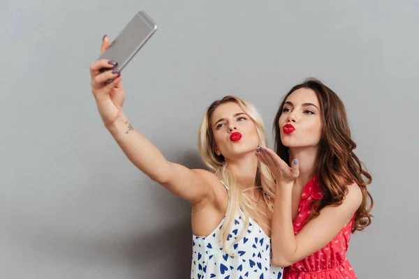 Bastante felices las mujeres jóvenes hacen selfie . — Foto de Stock