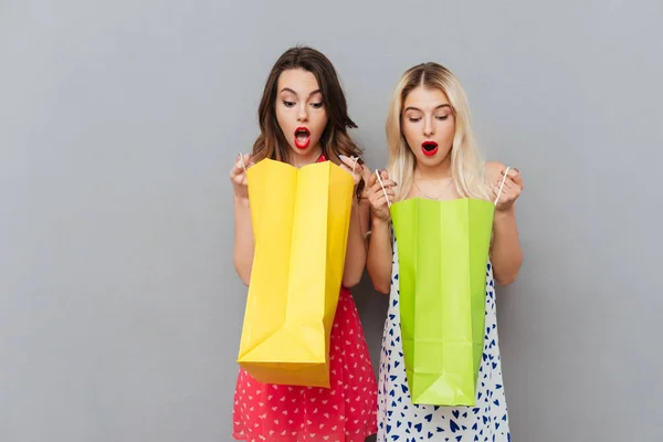 Frauen schauen in Pakete — Stockfoto