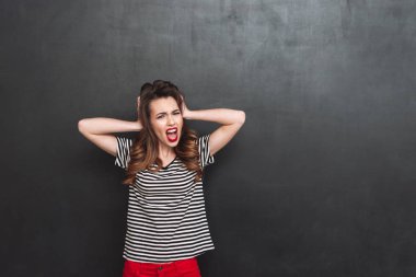 Kulaklarını kapsayan kadın çığlık