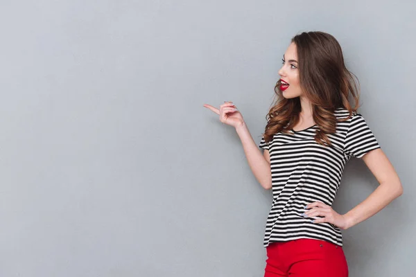 Mujer sonriente sorprendida señalando —  Fotos de Stock