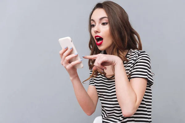Весела молода леді спілкується по мобільному телефону — стокове фото