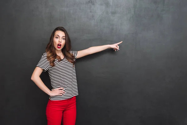 Geschokt vrouw weg te wijzen en de camera kijken — Stockfoto