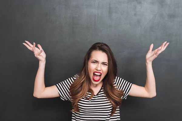 Mujer gritando sin comprender mirando a la cámara — Foto de Stock