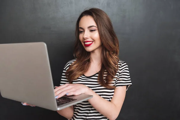 微笑的女士使用便携式计算机 — 图库照片