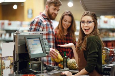 ?Apandisit kasiyer kadın çalışma alanında süpermarket alışveriş üzerinde
