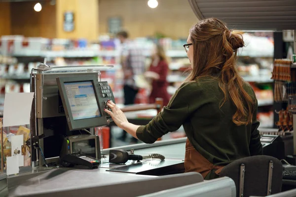 Kassa vrouw op werkruimte in supermarkt winkel — Stockfoto