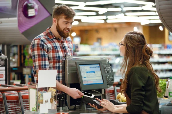 Cashier lady create payment with mobile phone app. — Stock Photo, Image