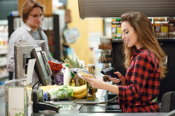 Cajero feliz mujer en el espacio de trabajo en la tienda de supermercados —  Fotos de Stock