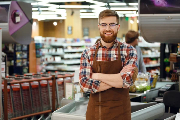 Kassier man op werkruimte in supermarkt winkel — Stockfoto