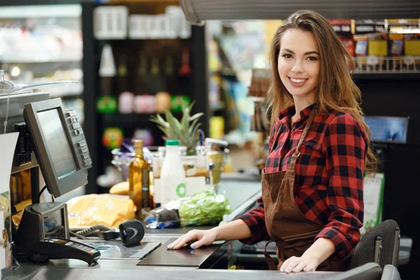 Kassier dame op werkruimte in supermarkt winkel — Stockfoto