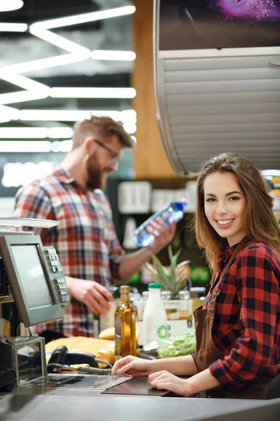 Pani kasjerka na obszarze roboczym w supermarkecie sklep — Zdjęcie stockowe