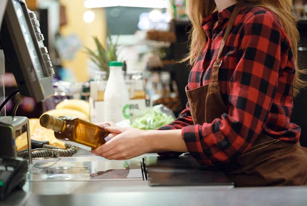 Paní pokladní na pracovní prostor v obchodě supermarketu. — Stock fotografie