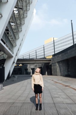 Ciddi genç sarışın Bayan ayakta açık havada kapalı gözleriyle.