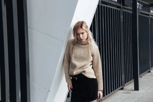 Serious young blonde lady outdoors. — Stock Photo, Image