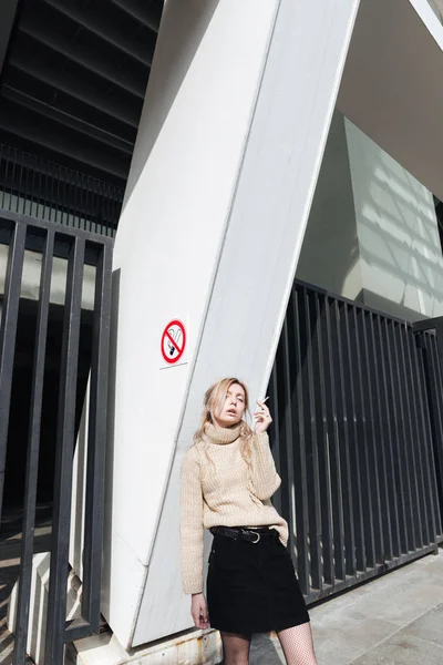 Sério jovem loira senhora com cigarro — Fotografia de Stock