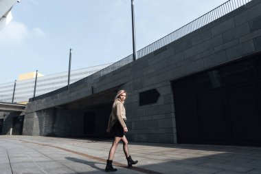 Açık havada yürüyüş şaşırtıcı genç sarışın Bayan. Bir kenara arıyorsunuz.