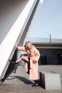 Ciddi genç sarışın Bayan açık havada poz