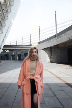 Ciddi genç sarışın Bayan açık havada poz