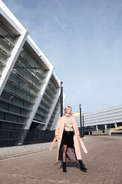 Açık havada yürüyüş ciddi genç sarışın Bayan. Bir kenara arıyorsunuz.