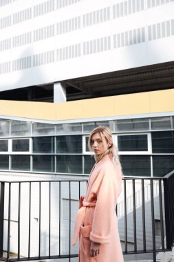 Ciddi genç sarışın Bayan açık havada yürüyüş