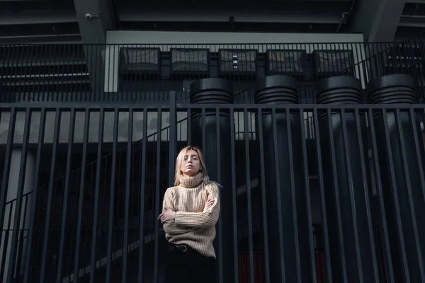 Ernsthafte junge blonde Dame, die draußen geht — Stockfoto