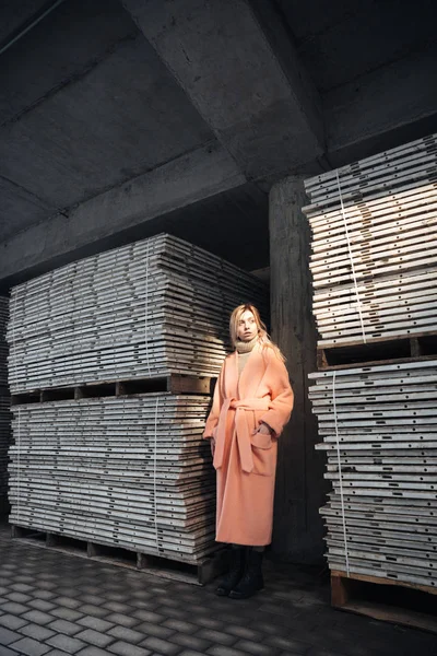 Sério jovem loira senhora posando ao ar livre — Fotografia de Stock