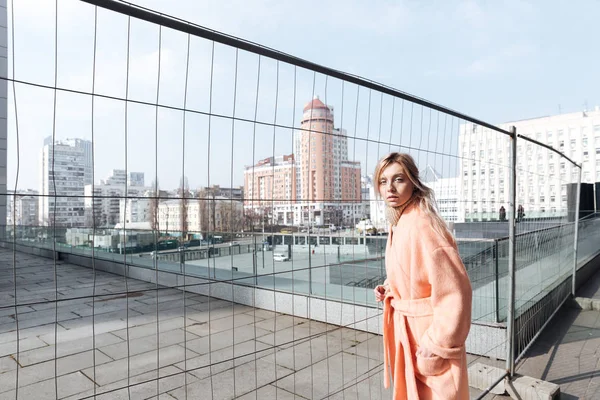 Ciddi genç sarışın Bayan açık havada yürüyüş