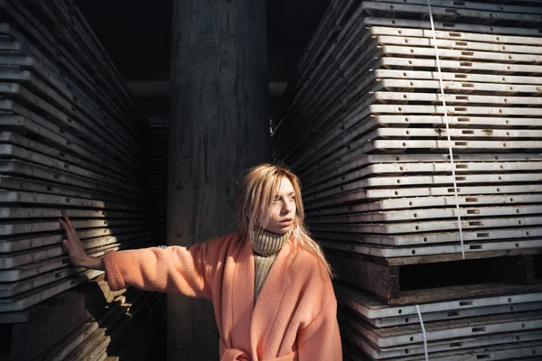 Ciddi genç sarışın Bayan açık havada poz