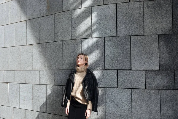 Ciddi genç sarışın Bayan açık havada yürüyüş.