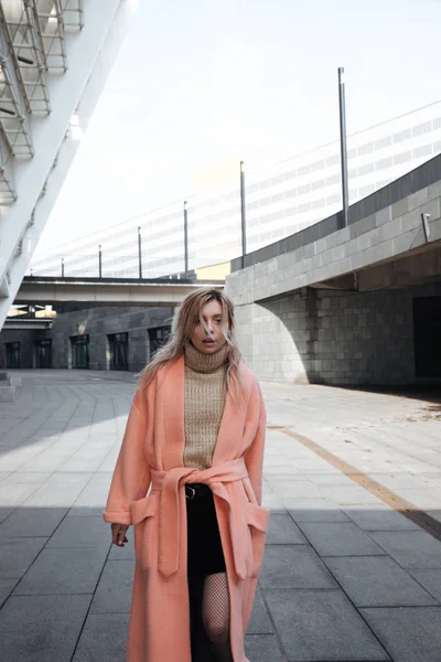 Ciddi genç sarışın Bayan açık havada poz